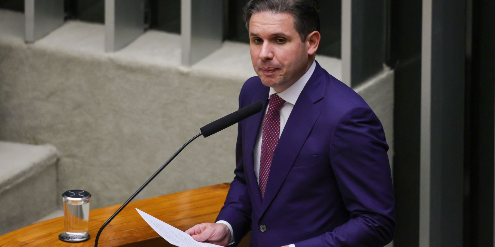 Hugo Motta apoia suspensão de penduricalhos pelo STF