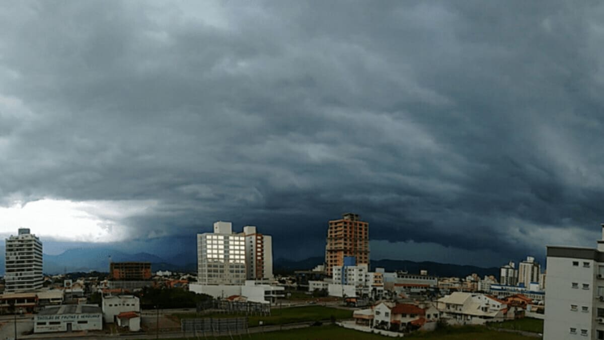 Calor e umidade trazem risco de temporais isolados em Santa Catarina