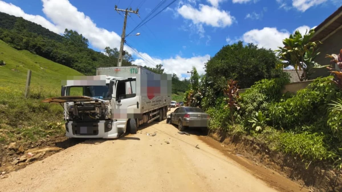 Colisão entre carro e caminhão deixa motorista ferido em Presidente Getúlio