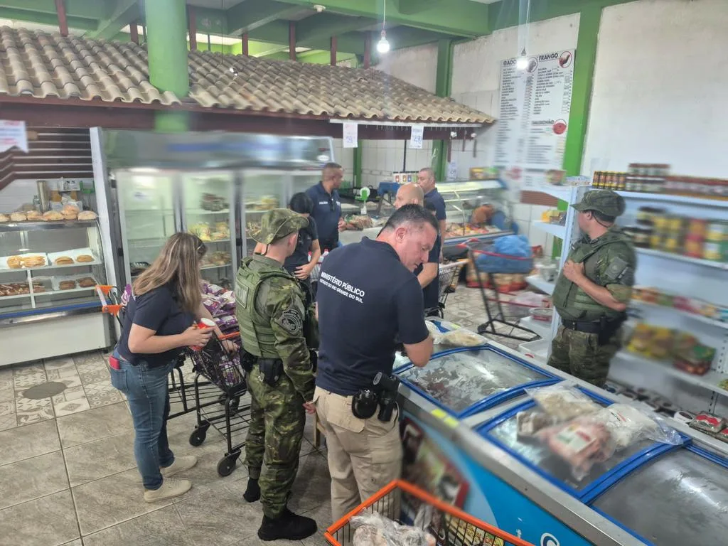 Fiscalização interdita restaurante e apreende alimentos impróprios em Tramandaí e Imbé