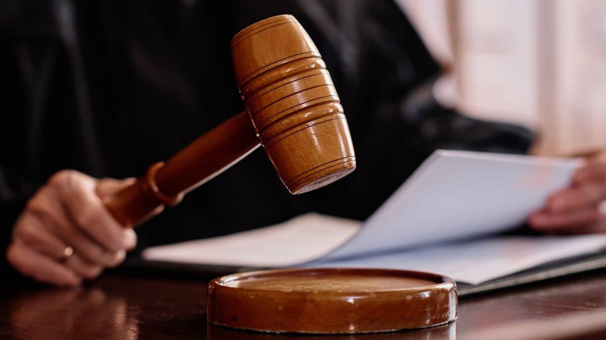 Padrasto de criança morta por maus-tratos terá júri popular em Florianópolis