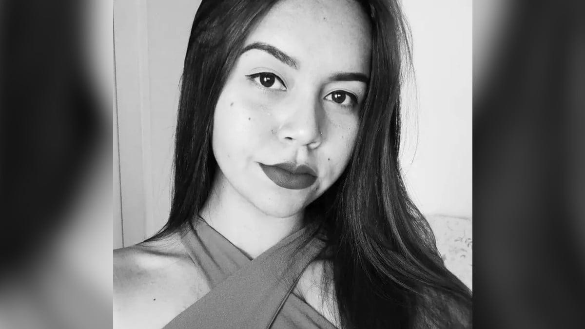 Jovem é morta com tiro em casa; namorado foge após deixar filho com vizinho