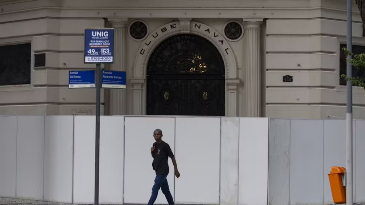 Prédios históricos e públicos no Rio são protegidos com grades e tapumes antes do carnaval