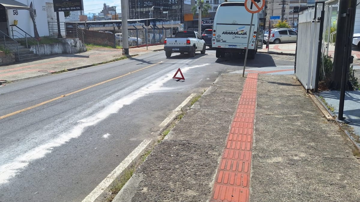 Ônibus quebra e derrama óleo sob a pista em Criciúma