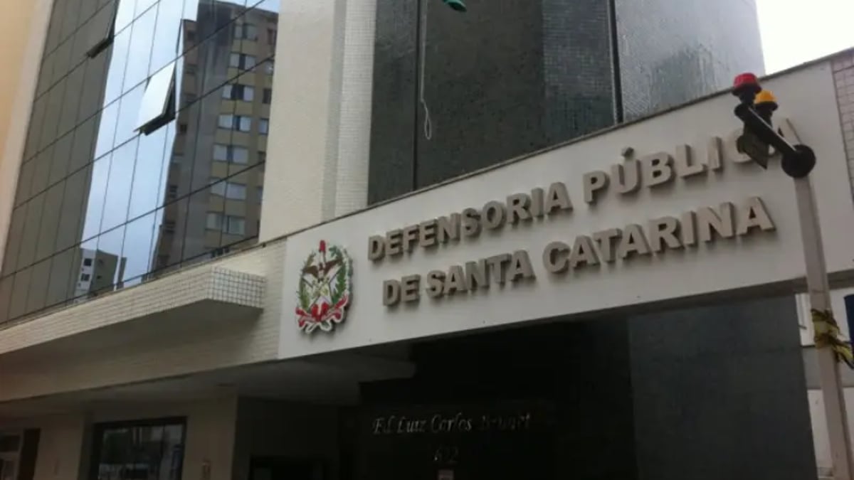 Defensoria Pública de Santa Catarina abre concurso com 14 vagas e salário inicial de R$ 24 mil