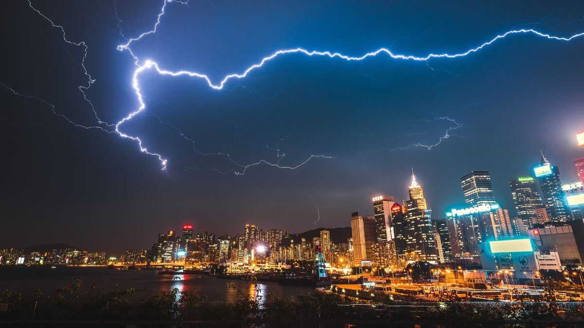 Temporal no Carnaval deixa mais de 90 mil imóveis sem luz e causa alagamentos em São Paulo