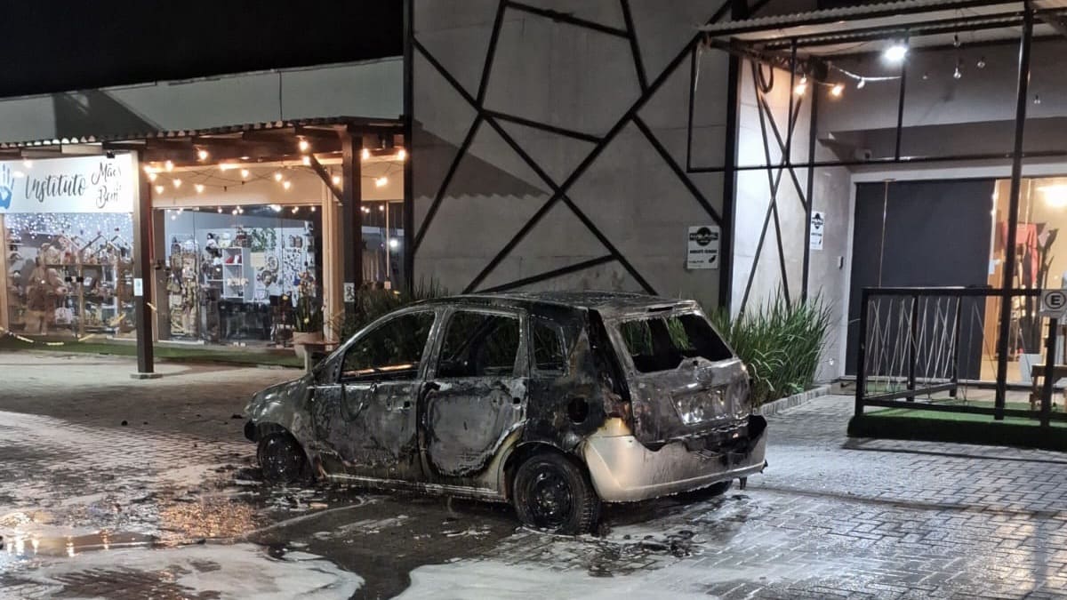 Carro pega fogo após motorista abastecer e dormir em posto em Brusque